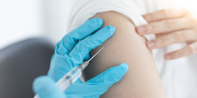Vacina da gripe e covid-19 gratuita na farmácia (2026/2027): quem tem direito, o que levar e como marcar